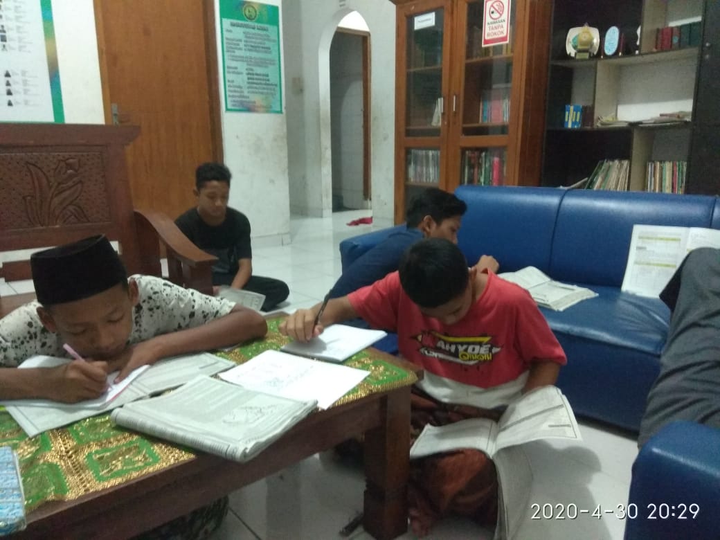 Anak Panti Belajar di asrama